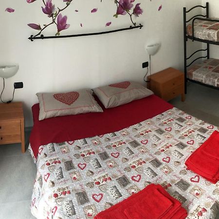 B&B Honey Rooms Саронно Экстерьер фото