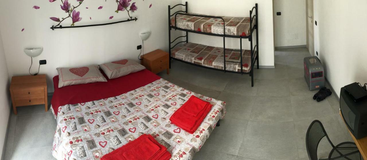 B&B Honey Rooms Саронно Экстерьер фото